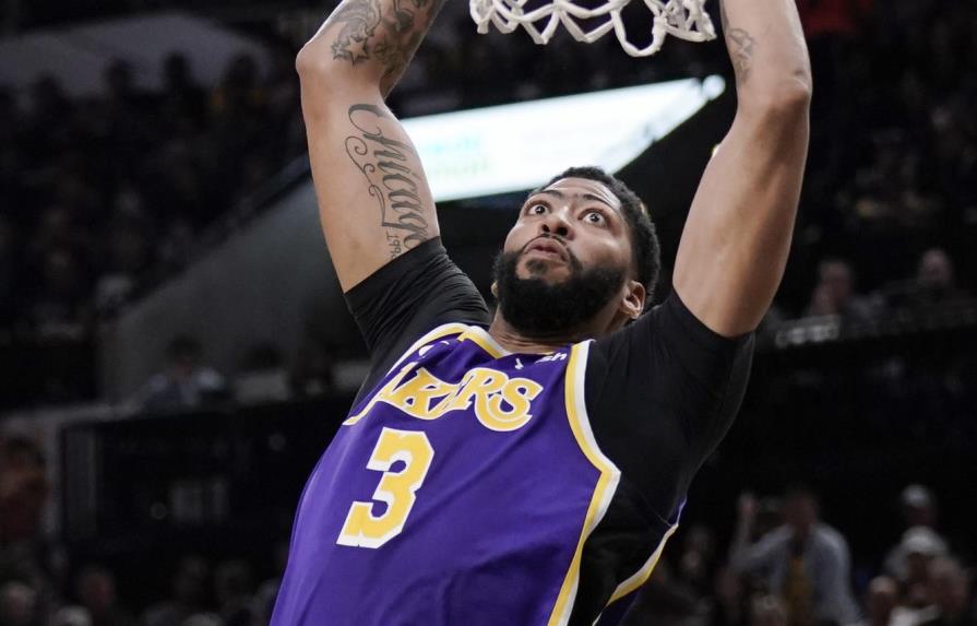LeBron y Davis llevan a Lakers a triunfo ante Spurs