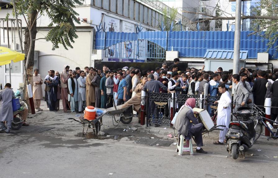 En Kabul, temen más al colapso económico que al Talibán