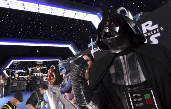 Homenajes, ovación y estrellas en el estreno de Star Wars