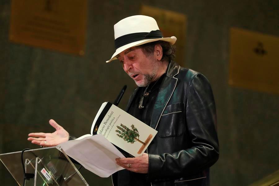 El cantante Joaquín Sabina participa en un homenaje al escritor uruguayo Mario Benedetti en el centenario de su nacimiento