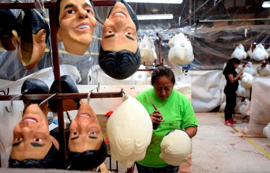 El rostro del mexicano José José feliz se inmortaliza en máscaras de látex