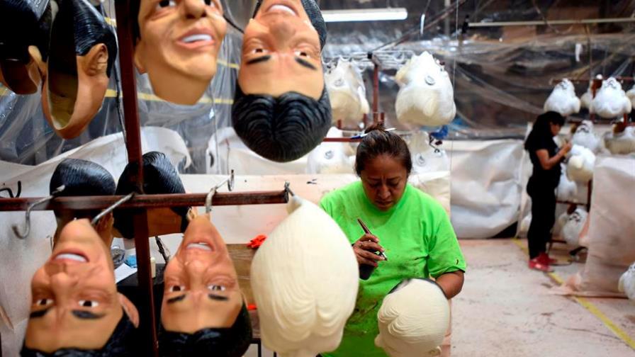 El rostro del mexicano José José feliz se inmortaliza en máscaras de látex