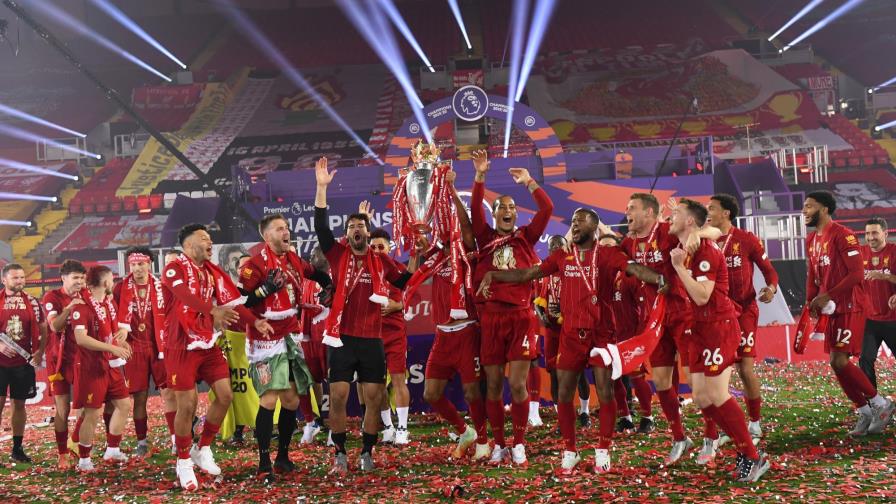 Liverpool vence a Chelsea, antes de alzar trofeo de Premier