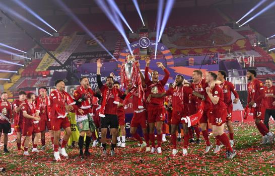 Liverpool vence a Chelsea, antes de alzar trofeo de Premier
