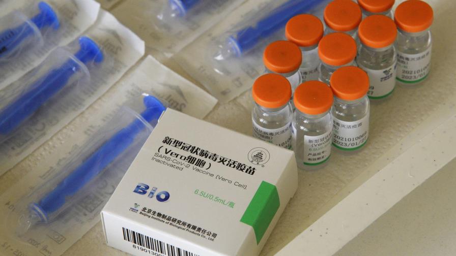COVID: Cuestionan eficacia de vacuna Sinopharm en ancianos