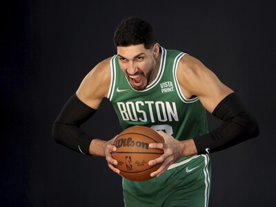Enes Kanter Freedom firma su declaración oficial