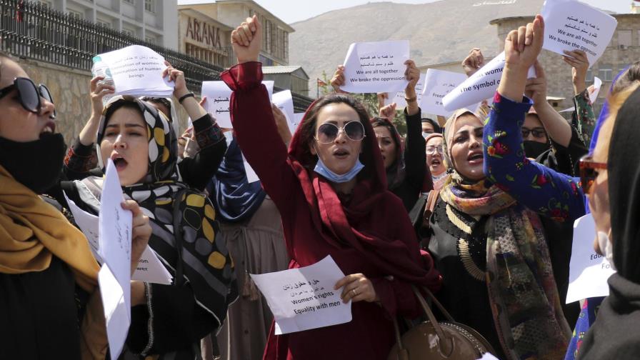 Decenas marchan en Kabul por los derechos de las mujeres