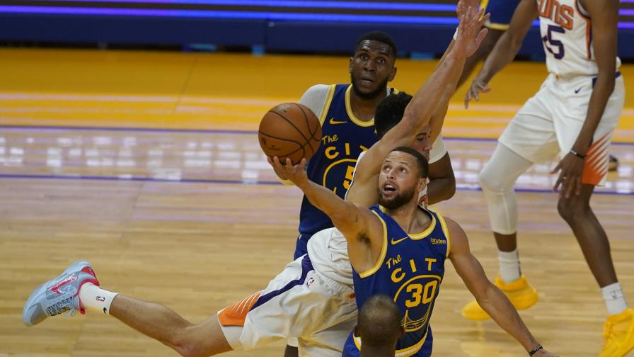 Warriors remontan ante los Suns y ganan 122-116