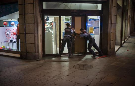España: Policías vigilan el toque de queda contra el virus