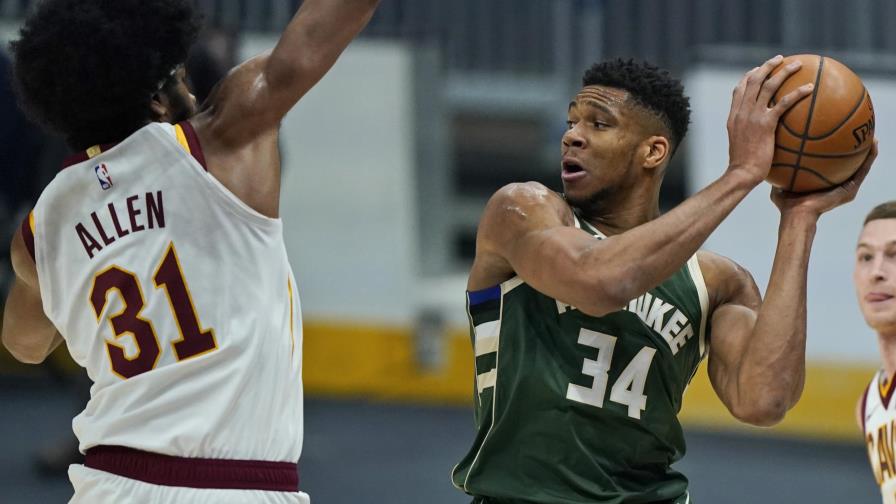 Antetokounmpo anota 24; Bucks trituran a Cavs