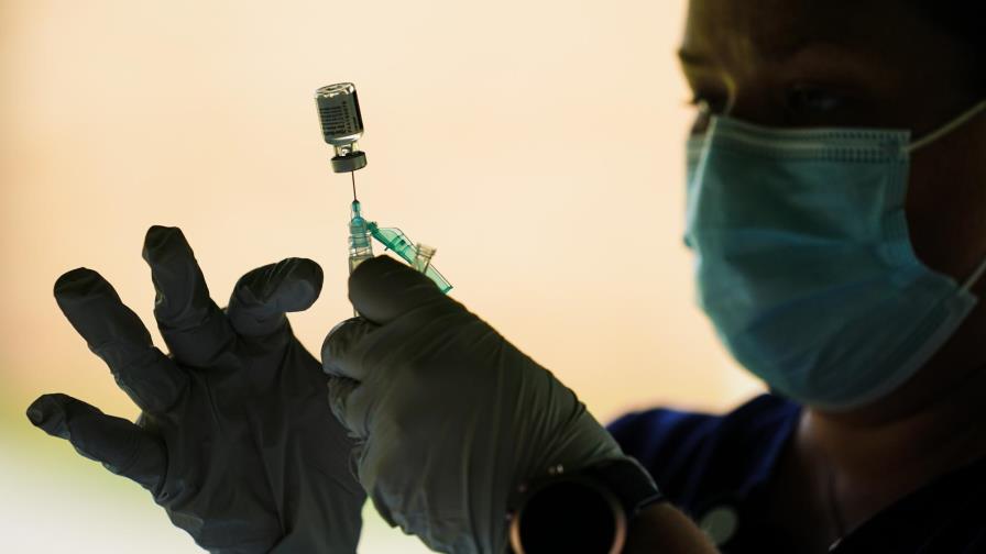 La FDA avala refuerzo de vacuna COVID en grupos de alto riesgo