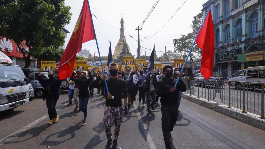 Grupo: Han muerto más de 300 manifestantes en Myanmar