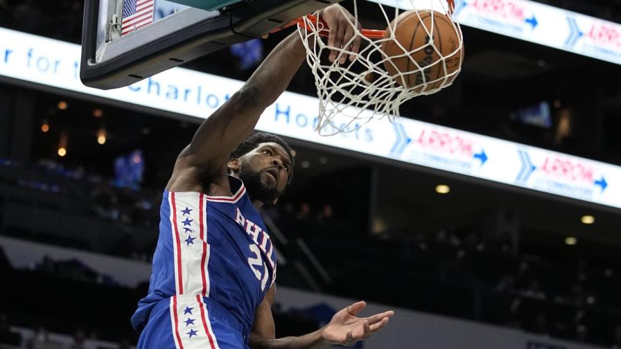 Con 43 puntos de Embiid, los 76ers superan a los Hornets