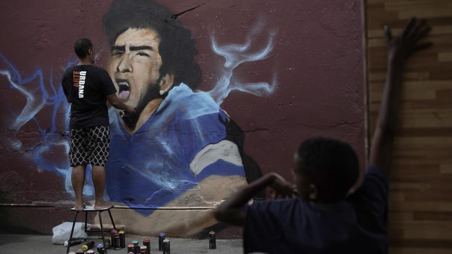 Brasileños lloran la muerte de su archirrival Maradona Brasileños lloran la muerte de su archirrival Maradona