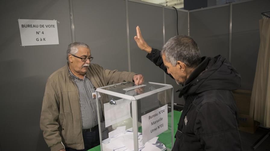 Argelinos eligen nuevo presidente en polémicos comicios