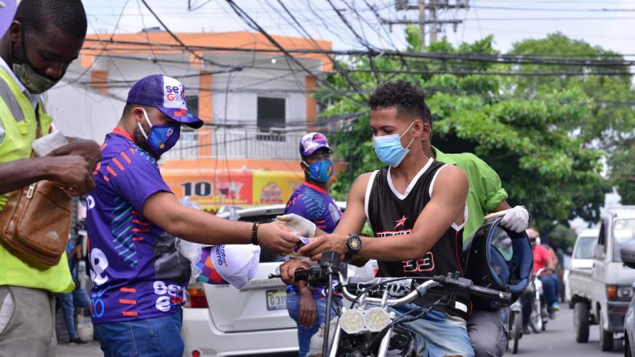 Gonzalo entrega miles de mascarillas en el sector Simón Bolívar de la capital Gonzalo entrega miles de mascarillas en el sector Simón Bolívar de la capital