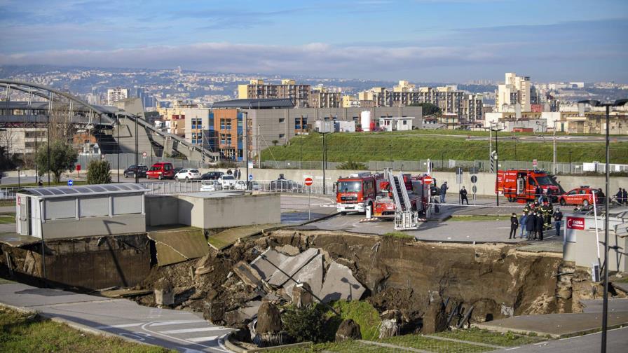 Gigantesco sumidero se abre en estacionamiento en Italia