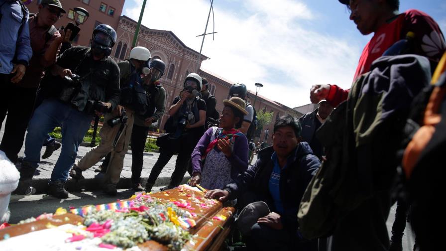 Una gran marcha con ataúdes termina en una nube de gas lacrimógeno en La Paz