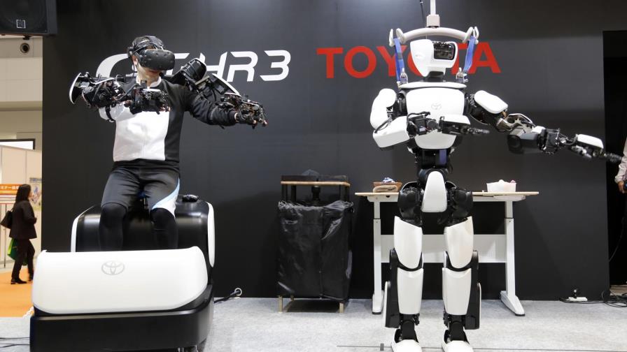 Toyota da a conocer versión mejorada de robot humanoide