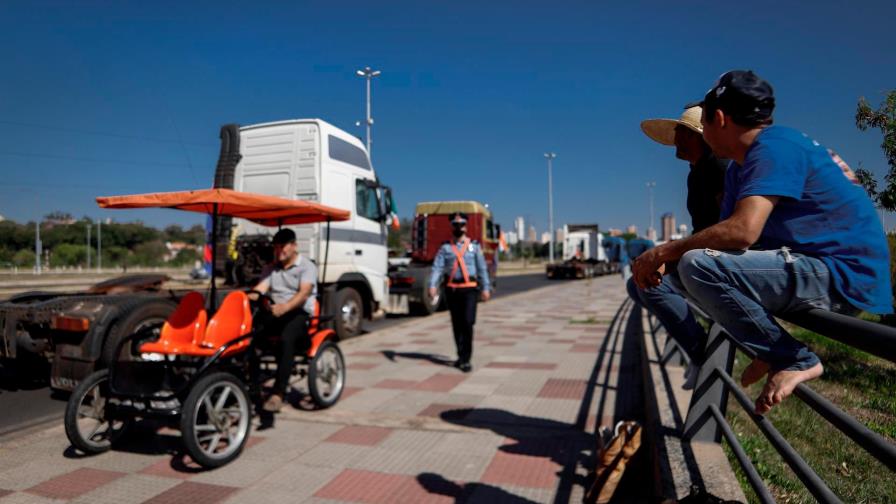 Gobierno y transportistas paraguayos buscan final para la semana de paro