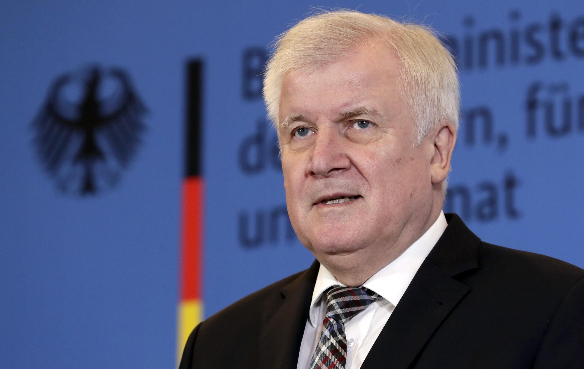 Alemania proscribe grupo nazi, allana domicilios