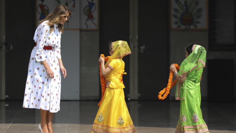Primera dama de EEUU hace visita relajada a niños en India Primera dama de EEUU hace visita relajada a niños en India