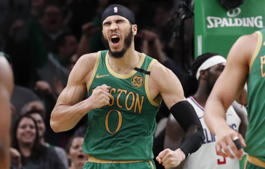 Tatum aporta 39 puntos; Celtics ganan en 2 prórrogas