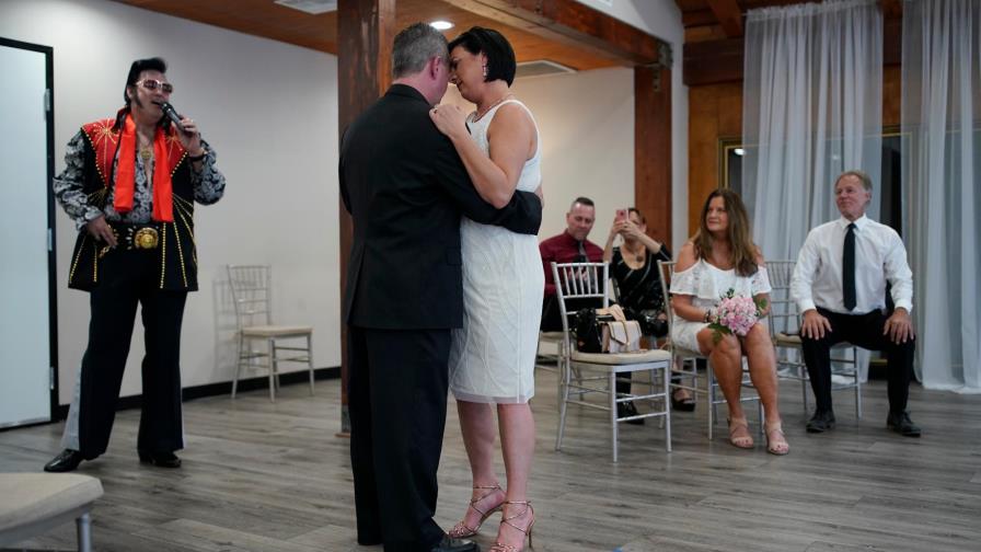 Siguen las bodas en Las Vegas, pero con medidas sanitarias