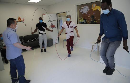 Excampeón da clases de boxeo en hospital en plena pandemia