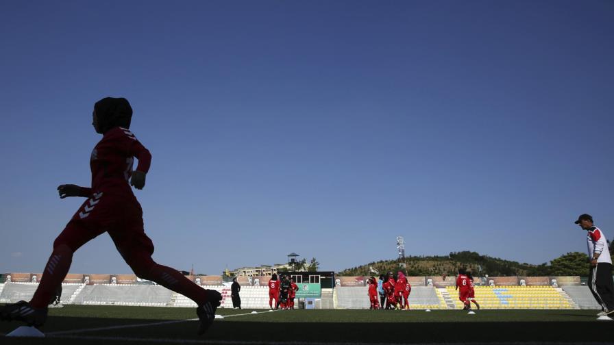 Futbolistas afganas, trasladadas a Qatar Futbolistas afganas, trasladadas a Qatar