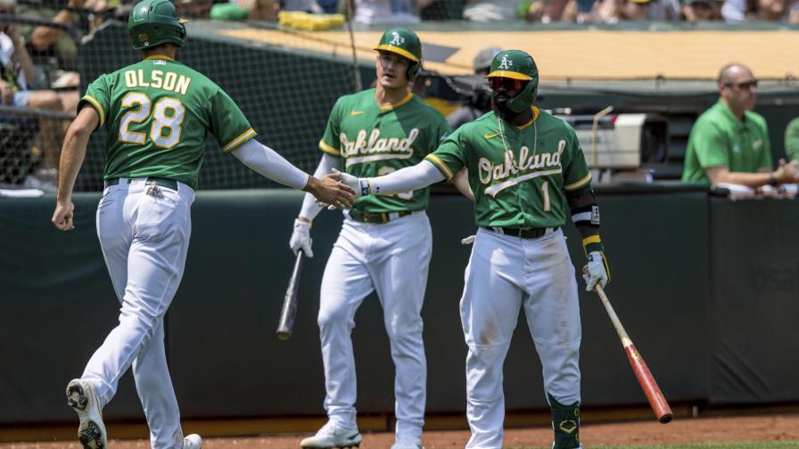 Matt Olson batea cuatro hits y Atléticos apabullan a Rangers