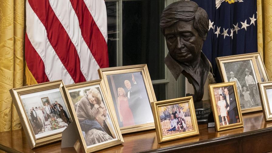 Busto de César Chávez en despacho de Biden sorprende al hijo