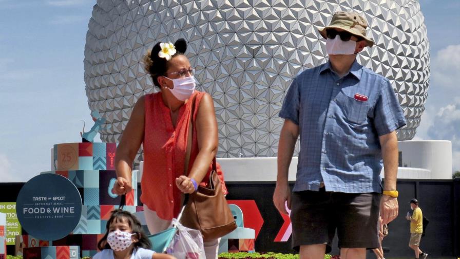 Hombre golpea y amenaza a guardia de Disney por tapabocas Hombre golpea y amenaza a guardia de Disney por tapabocas