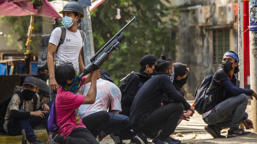 Manifestantes de Myanmar protestan con huevos de Pascua