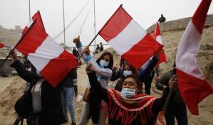 Cerrada contienda en Perú en busca de nuevo presidente