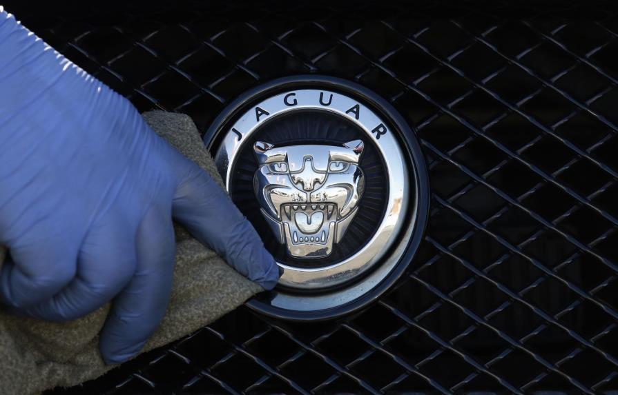 Jaguar Land Rover frena producción por escasez de microchips