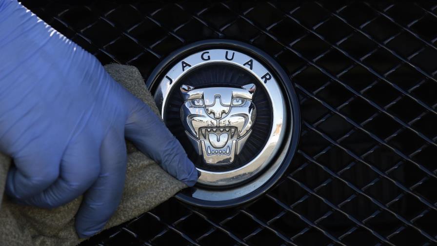 Jaguar Land Rover frena producción por escasez de microchips