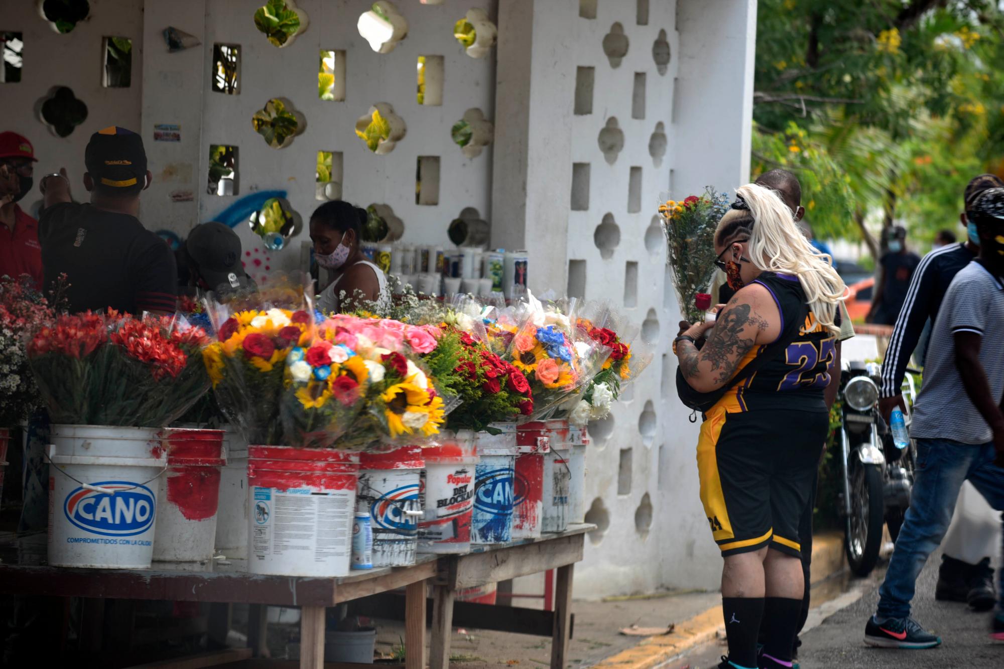 Puesto de venta de flores en el cementerio de El Ingenio.