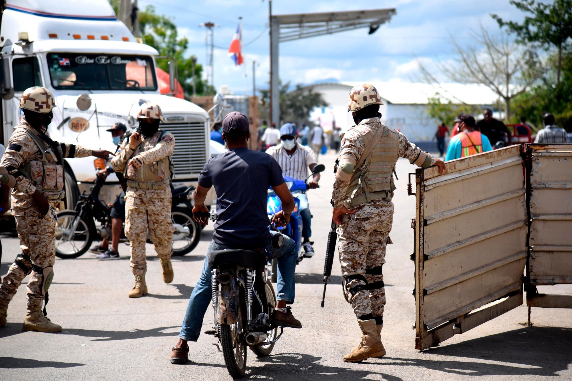 El patrullaje de los miembros del Ejército, apoyados por Armada Dominicana, Fuerza Aérea y el Cuerpo Especializado en Seguridad Fronteriza Terrestre (Cesfront), en la franja norte de la frontera con Haití, como medida preventiva por las crisis en ese país. (Aneudy Tavárez - Diario Libre)