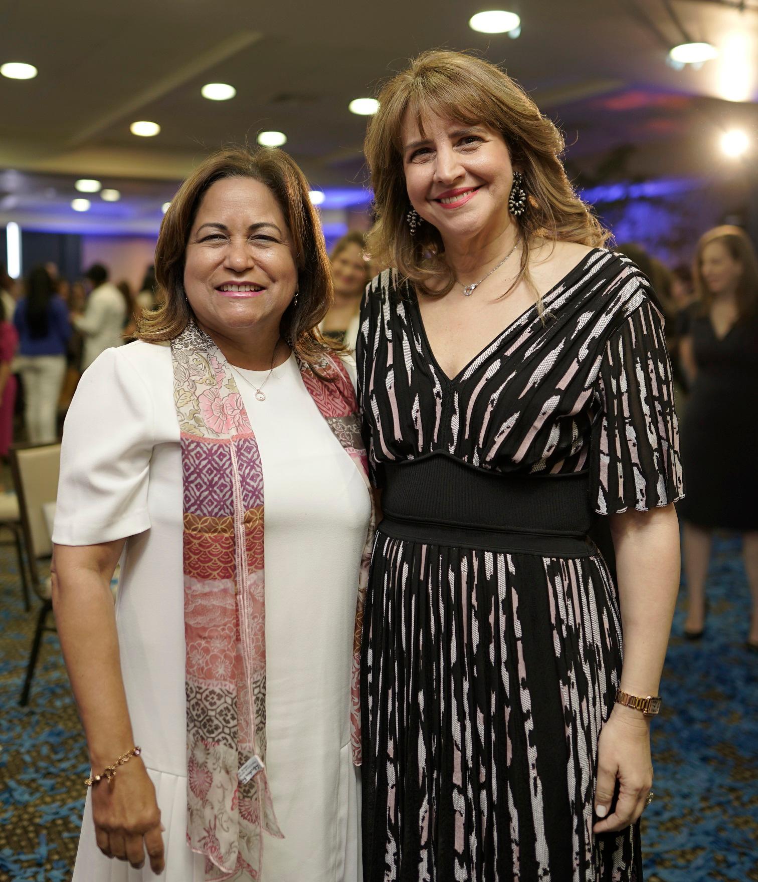 Nurys Marte y Argentina Matos de Ariza.