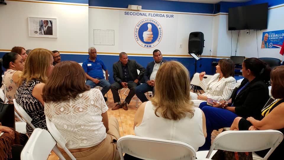La diputada Olivares durante una reunión con la seccional Florida Sur del PRM.