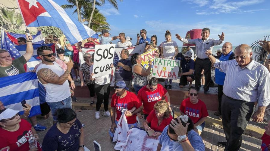 Florida: Siguen 2 detenidos por apoyar protestas en Cuba