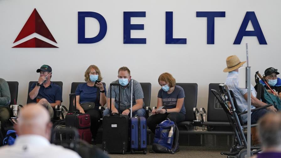 Delta cobrará 200 dólares de multa a empleados sin vacuna contra COVID-19
