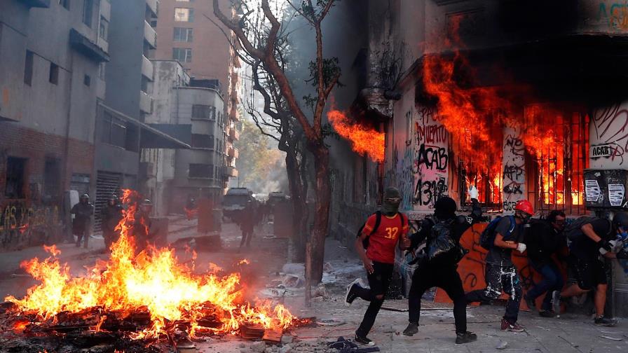 Plaza Italia en Chile mezcla las protestas y la celebración de San Valentín