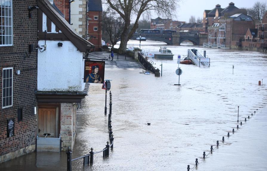 Feroz tormenta invernal deja 6 muertos en Europa