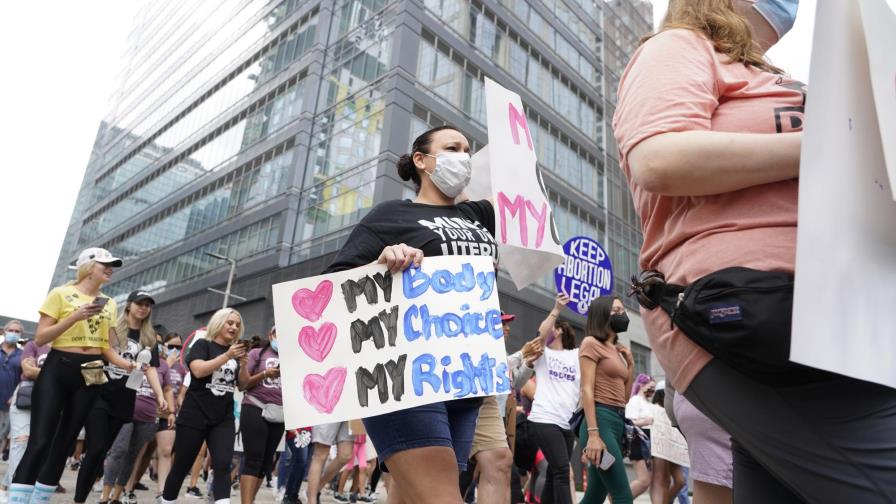 Juez ordena a Texas suspender nueva ley sobre el aborto