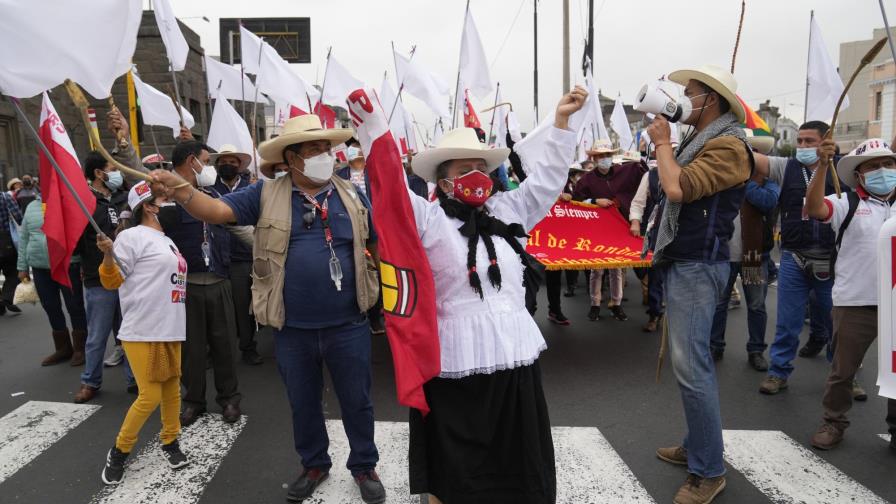 Peruanos marchan a favor de Castillo y Fujimori en Lima Peruanos marchan a favor de Castillo y Fujimori en Lima