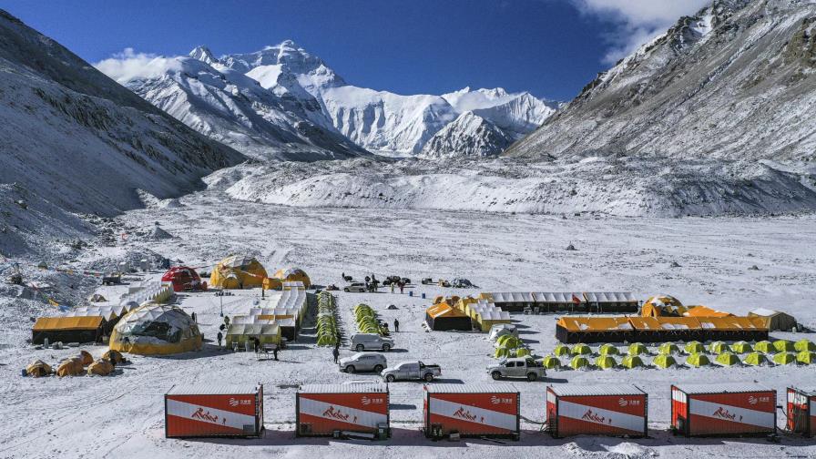China manda equipo de medición a Everest tras fin de campaña