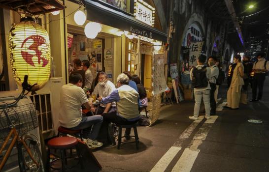 AP Fotos: Tokio mantiene vida nocturna pese a COVID