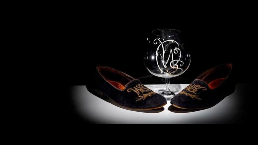 Subastan por 45.600 euros unas pantuflas de Winston Churchill